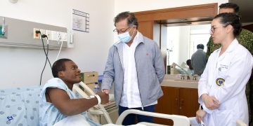 Presidente Petro verificó estado de salud de militares heridos en el atentado en Arauca que son atendidos en el hospital Militar de Bogotá