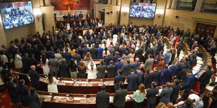 Gobierno insiste en ley de financiamiento, pero congresistas cierran filas contra presentación de reforma tributaria