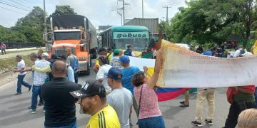 Pensionados armaron plantón por pésimo servicio de salud en Clínica de la Policía