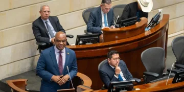 Debate en el Senado exige transparencia en la licitación de pasaportes y contratos del Ministerio de Relaciones Exteriores
