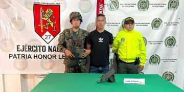 Ejército captura a un hombre con una subametralladora