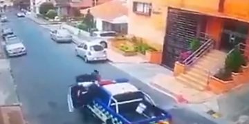 Agresión violenta a Policía en Pasto: hombre ataca a patrulla en movimiento