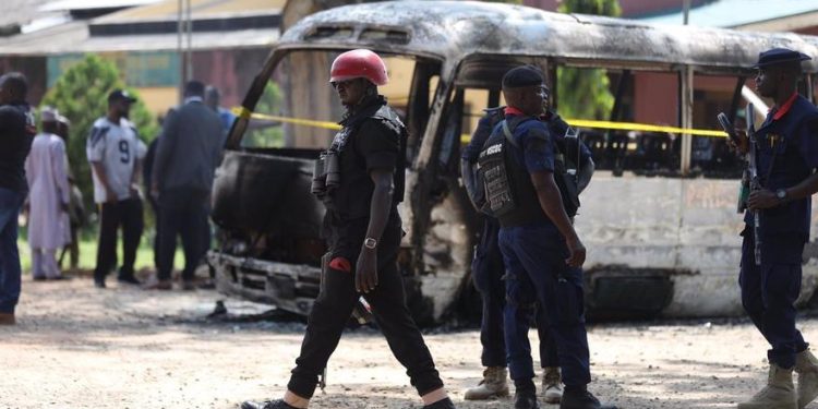Al menos 30 muertos por explosión de camión de gasolina en Nigeria