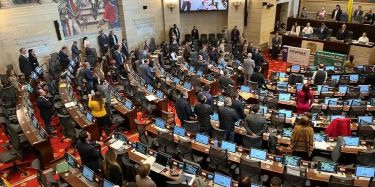 Nuevo enfrentamiento entre el congreso y el presidente Petro tras hundimiento del presupuesto 2025