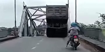 Puente se derrumbó y arrastró a una decena de vehículos al vacío