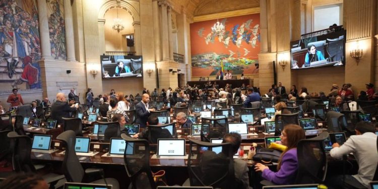 60 mil profesores se beneficiarían con la aprobación de la Mesada 14 para docentes en la Comisión de la Cámara