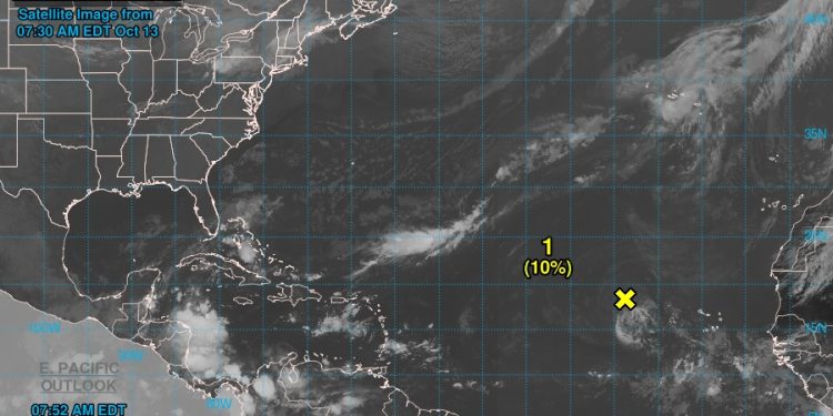 Las lluvias y tormentas eléctricas disminuyen en asociación con un área de baja presión a cientos de millas al oeste de las Islas de Cabo Verde