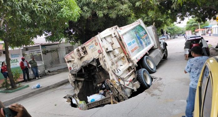 Camión recolector de basuras casi es tragado por la calle en el barrio Buenos Aires de Barranquilla