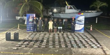 Capturan a 5 panameños en aguas colombianas con 142 kilos de cocaína