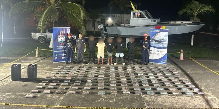 Capturan a 5 panameños en aguas colombianas con 142 kilos de cocaína