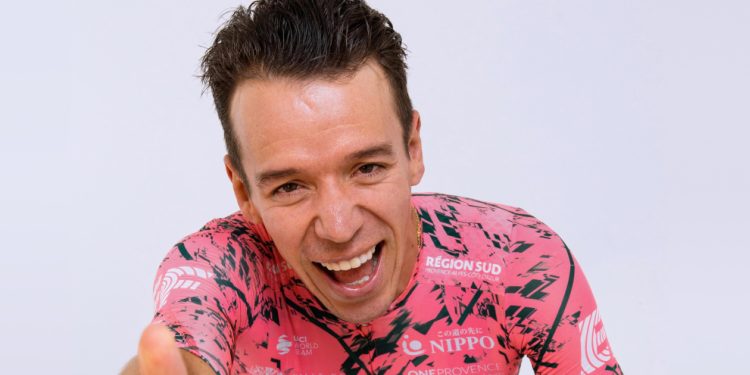Rigoberto Urán se despide rodeado de estrellas