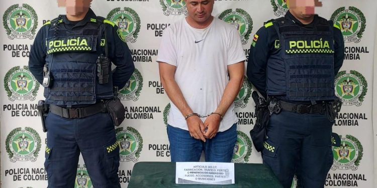 Su actitud sospechosa lo delató y la Policía lo capturó con un arma de fuego