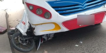 Video | Cámara grabó momento en que mujer cae y es arrollada por buseta en Las Trinitarias