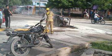 Motocarro se incendió cerca a la Terminal de Transportes, en Soledad: no hubo heridos