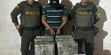 Viajaba en un bus de servicio público con una caja llena de marihuana