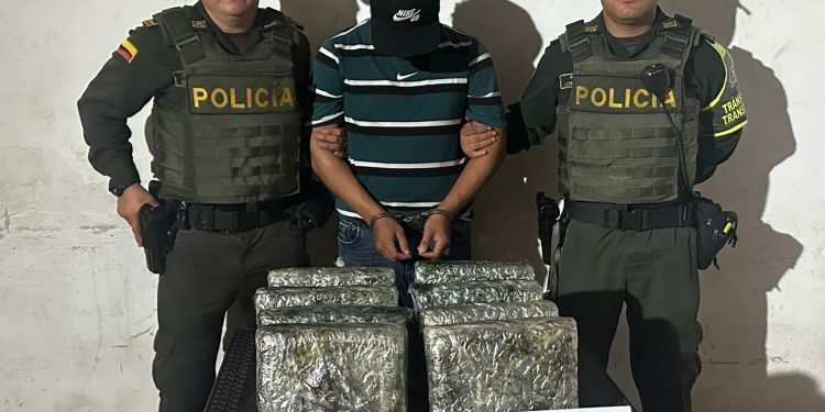 Viajaba en un bus de servicio público con una caja llena de marihuana