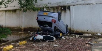 Mujer cayó en su carro tres pisos hasta el parqueadero de comando de la Policía en Cartagena