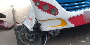 En accidente de tránsito una mujer muere arrollada por una buseta tras caer de moto