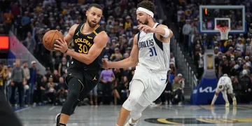 Emotivo reencuentro en la NBA: Curry lidera la victoria de los Warriors tras el homenaje a Klay Thompson
