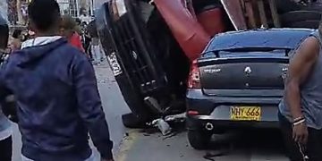 Aparatoso accidente de tránsito en el barrio Rebolo deja un lesionado y daños materiales