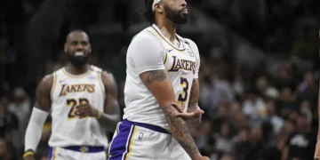LeBron y Davis opacan a Wembanyama en una noche histórica
