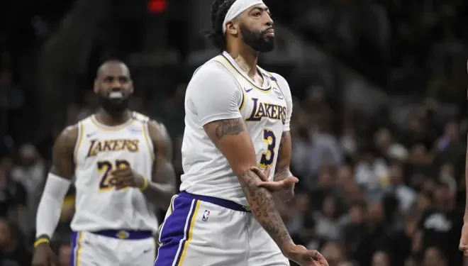 LeBron y Davis opacan a Wembanyama en una noche histórica