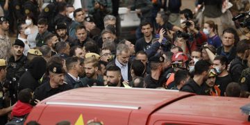 Indignación en Valencia: Reyes de España reciben gritos y barro en visita tras inundaciones