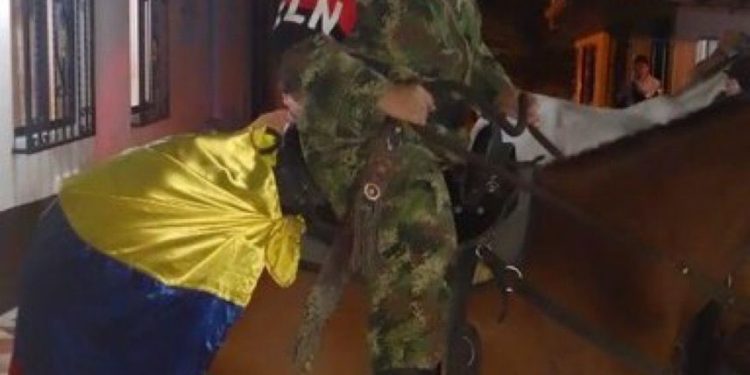 Fiscalía solicita investigación a CNDJ por funcionaria disfrazada de guerrillera del ELN