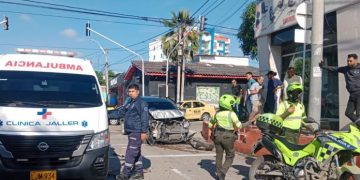 Choque entre carro y bus en la calle 61 con 44 dejó varios lesionados