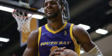 Bronny James debuta sin suerte en la G League