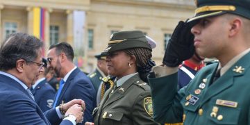 Policías, militares y exguerrilleros del M-19 fueron condecorados por Petro en una misma ceremonia