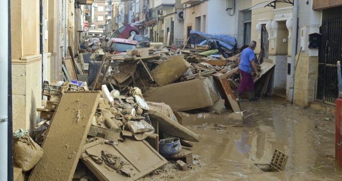 Solo cuatro funcionarios del consulado colombiano atienden a nacionales en Valencia tras inundaciones