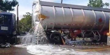 Choque de tractomulas en San Jacinto, Bolívar, provoca fuga de gasolina y saqueo