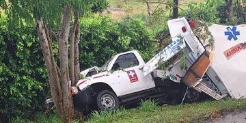 Ambulancia  chocó  contra un árbol  en La Cordialidad, sentido Sabanalarga- Baranoa