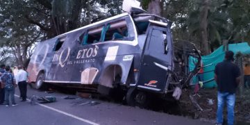 Bus de la agrupación ‘Los Inquietos’ chocó contra un árbol en la vía Caucasia – La Apartada