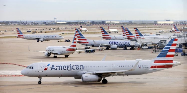 American Airlines retoma sus vuelos en EEUU tras una breve suspensión a nivel nacional