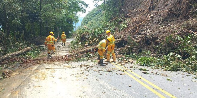 500 emergencias viales a causa de las lluvias en el país en 2024: Invías