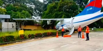Insólito incidente en el aeropuerto Las Brujas: avión de Satena choca contra un árbol