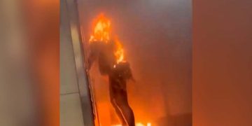 Imputan por asesinato a hombre que quemó viva a una mujer en el metro de Nueva York