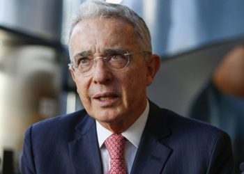 Santos es solapado, Petro frentero: Álvaro Uribe Vélez