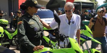Gobernador Verano entrega vehículos a la Policía del Atlántico para fortalecer su operación en temporada decembrina