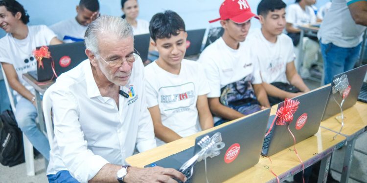 Gobernador Eduardo Verano entregó 330 computadores en las seis sedes de la IUB en el Atlántico