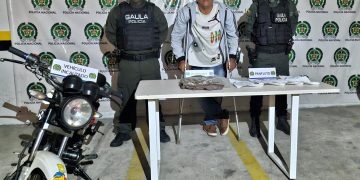 Sujeto en muleta es señalado de extorsionar a comerciantes a nombre de ‘Los Pepes’
