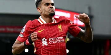 Luis Díaz destaca con doblete y mantiene a Liverpool en la punta de la Premier League