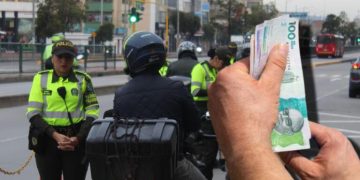 Aumento del salario mínimo en Colombia impacta el valor de las multas de tránsito para 2025