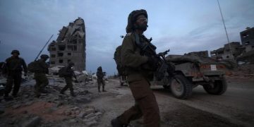El Ejército israelí asalta y prende fuego al “último gran hospital” de Gaza