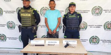Rápida reacción de uniformados lleva a la captura de hombre con arma de fuego y municiones tras evadir control policial