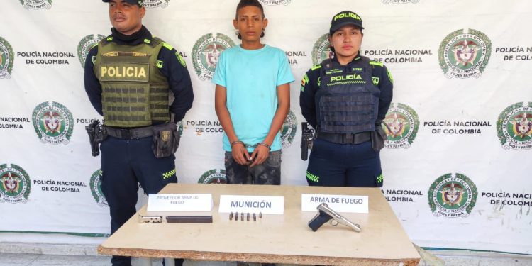 Rápida reacción de uniformados lleva a la captura de hombre con arma de fuego y municiones tras evadir control policial