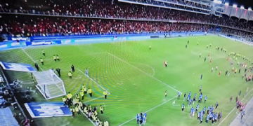 Desmanes de hinchas del América detienen la final de la Copa BetPlay