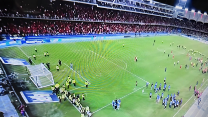 Desmanes de hinchas del América detienen la final de la Copa BetPlay